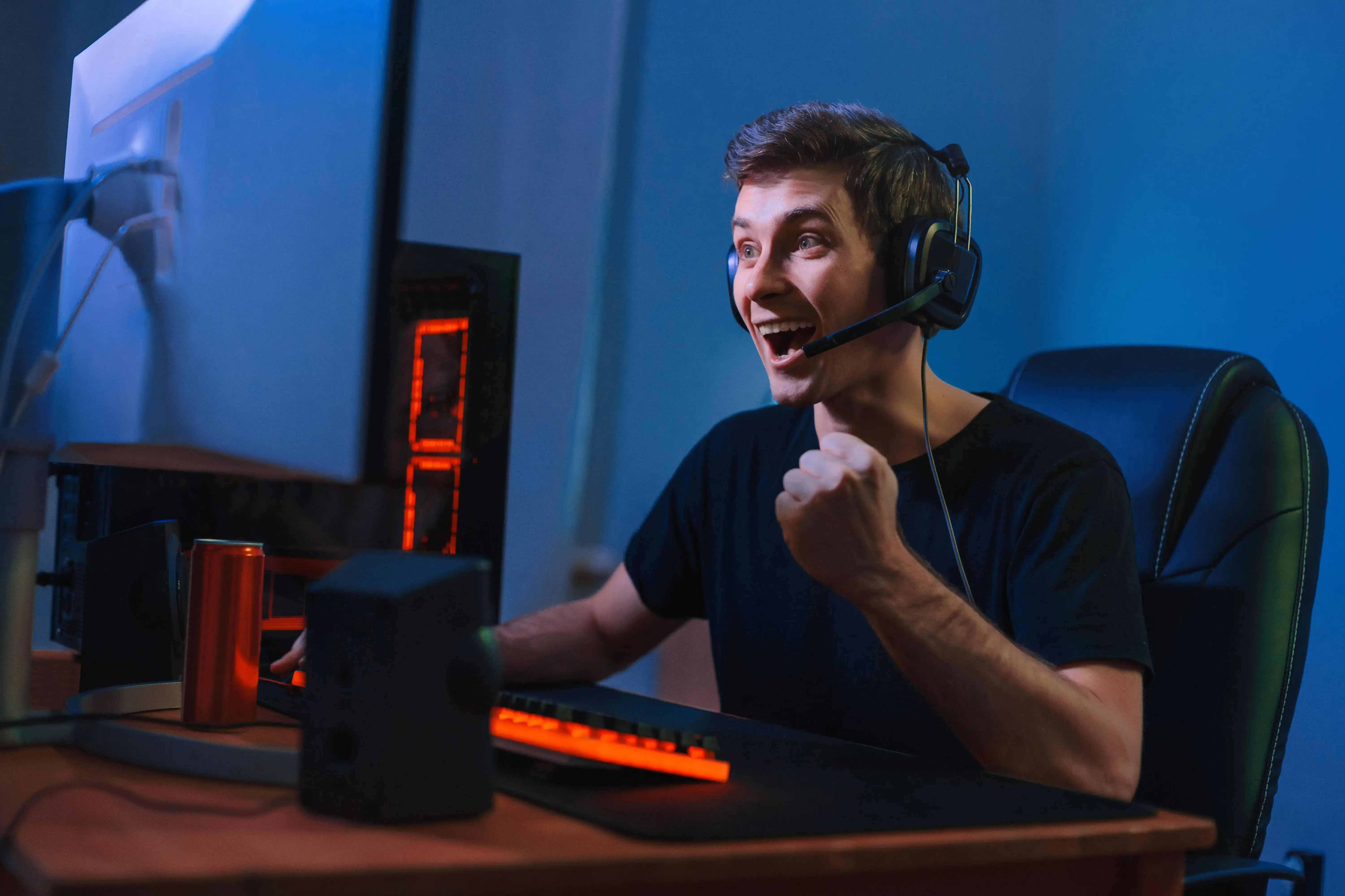 obraz przedstawia operatora kamery w trakcie realizacji transmisji